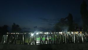Ketika Alun-alun Karimunjawa Berasap Wangi