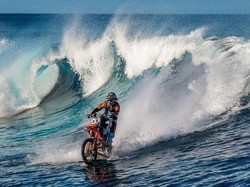 Rekor Berselancar di Atas Air dengan Motor Trail