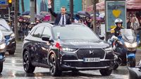 Aksi Emmanuel Macron dengan Mobil Kepresidenan