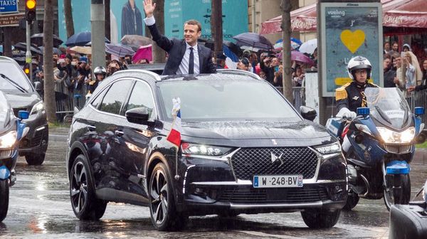 Aksi Emmanuel Macron dengan Mobil Kepresidenan