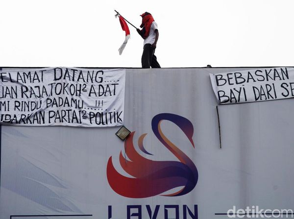 Agustinus Kembali Panjat Baliho di Slipi
