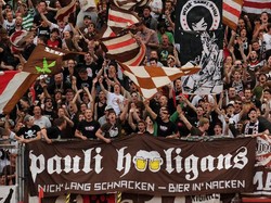 Bagi-Bagi 1.000 Liter Bir ke Fans Setelah Hindari Degradasi