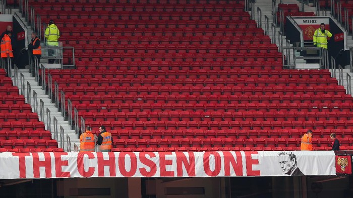 MANCHESTER, ENGLAND - MARCH 29:  Stewards stand watch beside a David Moyes banner prior to the Barclays Premier League match between Manchester United and Aston Villa at Old Trafford on March 29, 2014 in Manchester, England.  (Photo by Alex Livesey/Getty Images)