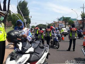Duh! Ada Razia, Pengendara Ini Tinggalkan Motor dan Lari ke Sawah