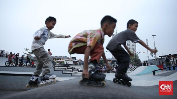 Anak-anak bermain di Ruang Publik Terpadu Ramah Anak (RPTRA) Kalijodo, Jakarta (14/5).