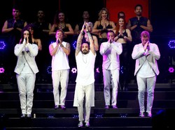 Aksi Kocak Backstreet Boys Bergaya ala Spice Girls
