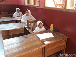 Semangat Kayla Ikut UN SD di Soreang Bandung Meski Lumpuh
