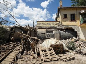 Kereta Anjlok Timpa Rumah di Yunani, Tiga Orang Tewas