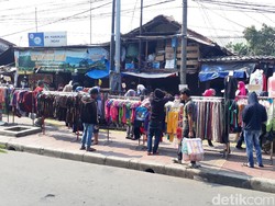 Suka Duka PKL Tanah Abang Jualan di Atas Trotoar