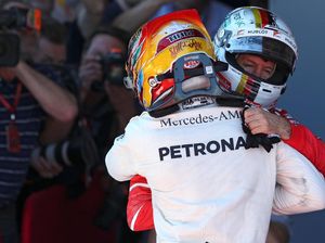 Hamilton Puas Menangi Duel Liar dengan Vettel Hamilton Puas Menangi Duel Liar dengan Vettel