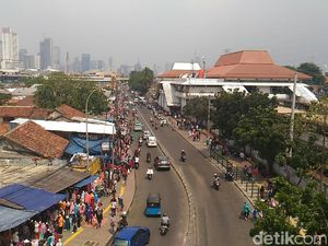 Satpol PP Berjaga, PKL Tak Lagi Jualan di Trotoar Tanah Abang
