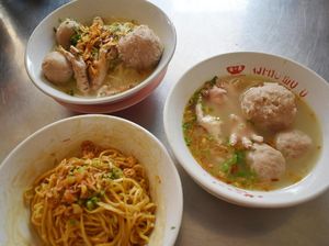 Raos Pisan! Semangkuk Yamin dengan Paduan Bakso dan Ceker Raos Pisan! Semangkuk Yamin dengan Paduan Bakso dan Ceker
