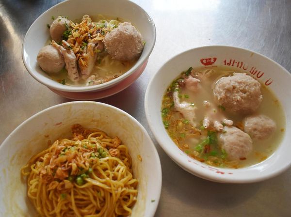 Raos Pisan! Semangkuk Yamin dengan Paduan Bakso dan Ceker