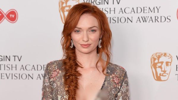 Eleanor Tomlinson Tampil Superseksi di BAFTA Awards
