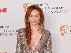 Eleanor Tomlinson Tampil Superseksi di BAFTA Awards