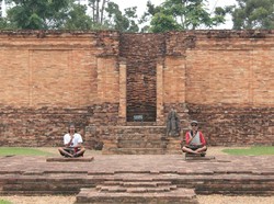 Ke Candi Muaro Jambi Jangan Sama Pacar! Ini Mitosnya
