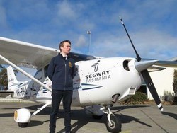 Pilot Termuda Terbang Mengelilingi Benua Australia