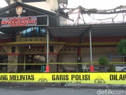 Api Padam, Petugas PMK Lakukan Pembasahan Pasar Legi Songgolangit