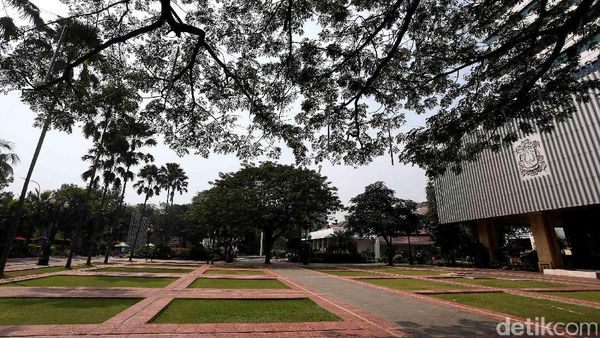 Balai Kota DKI Bersih dari Hamparan Karangan Bunga Ahok