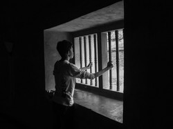 tersekap dalam gelap