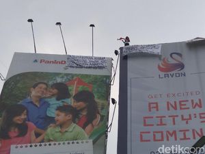 Agustinus Beraksi Lagi, Panjat Baliho di Bundaran Slipi