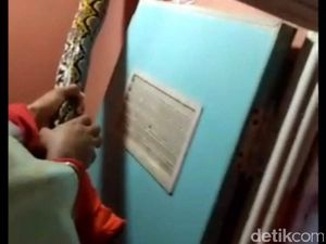 Ular Sanca Masuk Toilet Rumah Warga di Cipayung Jakarta Timur