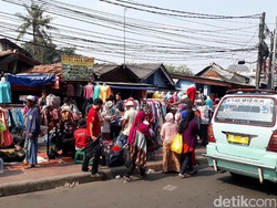 Dagang di Trotoar, PKL Juga Punya Kios di Dalam Pasar Tanah Abang