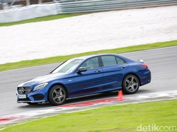 Sensasi Balapan Mobil-mobil Mercedes-AMG 43