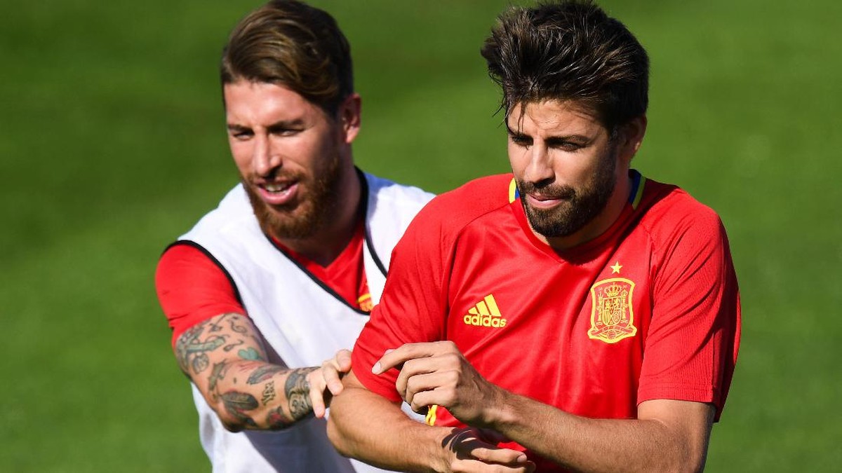 Gerard Pique dan Sergio Ramos yang akur-akur saja di Timnas Spanyol (Foto: David Ramos/Getty Images)