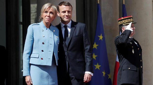 Presiden Prancis Emmanuel Macron dan isterinya Brigitte Trogneux, di Paris, 2017.