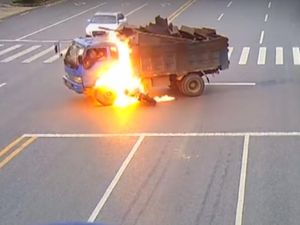 Pemotor Ini Selamat Usai Tabrak Truk dan Terbakar