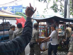 Satpol PP Razia PKL di Tanah Abang, Barang Dagangan Diangkut