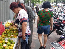 Dagang di Trotoar, Pedagang Buah Bisa Kantongi Rp 300.000/Hari