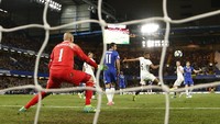 Cesc Fabregas jadi pahlawan dengan golnya di penghujung laga. Reuters/John Sibley.