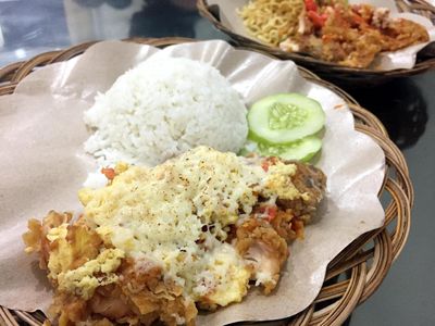 Huahh! Tersengat Pedasnya Ayam Geprek Berselimut Sambal Rawit Level 5