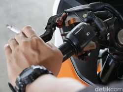Ingat Ya! Pemotor Dilarang Merokok saat Berkendara, Begini Aturannya