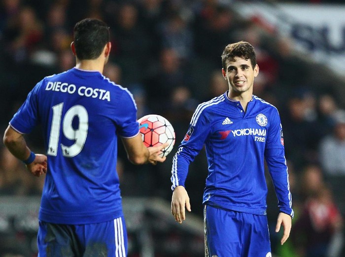 MILTON KEYNES, ENGLAND - JANUARY 31:  Oscar of Chelsea celebrates scoring his hat trick goal with Diego Costa during the Emirates FA Cup Fourth Round match between Milton Keynes Dons and Chelsea at Stadium mk on January 31, 2016 in Milton Keynes, England.  (Photo by Clive Mason/Getty Images)