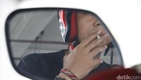 Setop Normalisasi Naik Motor Sambil Ngerokok!