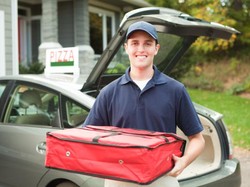 Kurir Ini Rela Menerobos Jalan Demi Antar Pizza ke Kereta yang Sedang Terjebak