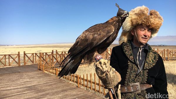 Mereka yang Berburu dengan Elang di China