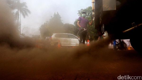 Pantau Polusi Udara, Asap Knalpot Mobil Diuji