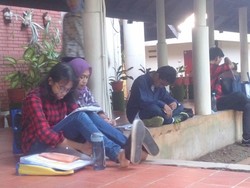 Tes SBMPTN 2017 di UI, Siswa Tunggu Giliran Sambil Belajar