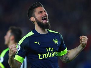 Giroud Menatap 50 dan 100