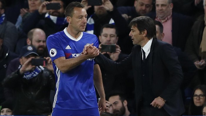 Britain Football Soccer - Chelsea v Southampton - Premier League - Stamford Bridge - 25/4/17 Chelseas John Terry speaks to manager Antonio Conte before coming on as a substitute Reuters / Stefan Wermuth Livepic EDITORIAL USE ONLY. No use with unauthorized audio, video, data, fixture lists, club/league logos or 