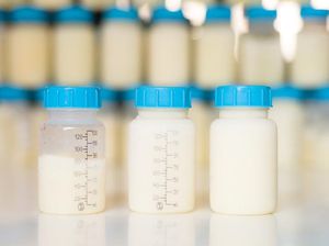 Agar Produksi ASI Lancar, Perbanyak Konsumsi Bayam dan Air Kelapa