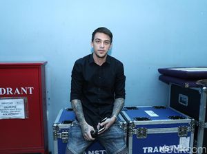 Muncul Usai Diciduk, Sean Azad Ogah Disinggung Lebih dalam Soal Narkoba Muncul Usai Diciduk, Sean Azad Ogah Disinggung Lebih dalam Soal Narkoba