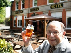 Di Usia 100 Tahun, Kakek Ini Dapat Stok Bir Gratis Seumur Hidup