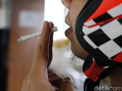 Merokok Saat Naik Motor Melanggar Norma Keselamatan