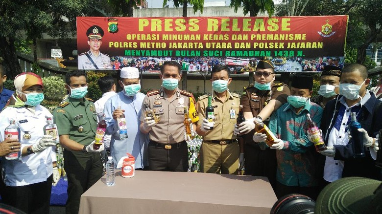 Jelang Ramadan Polres Jakut Musnahkan 16.421 Botol Miras