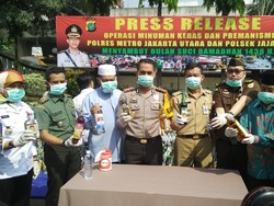 Jelang Ramadan Polres Jakut Musnahkan 16.421 Botol Miras